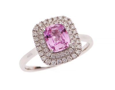 une bague en saphir rose et diamant