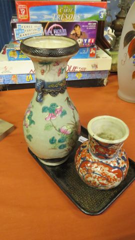 Deux vases : un Imari H : 15 et Canton H : 28 (fêles)