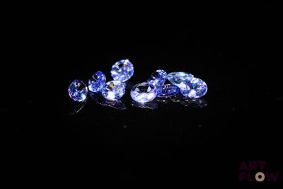 une paire de saphirs bleus sur un fond noir