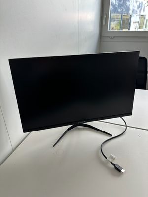 une photo d'un téléviseur à écran plat posé sur une table