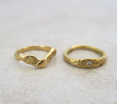 deux bagues en or ornées d'un diamant au centre