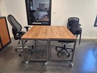 Mobilier de bureau comprenant 2 tables bureaux sur roulettes… (photo 2)