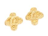 une paire de boucles d'oreilles dorées au motif raffiné