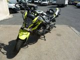 une moto jaune et noire garée sur le bord de la rue