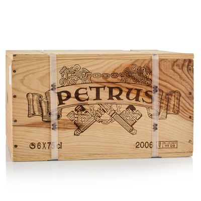 une boîte en bois avec une étiquette de vin