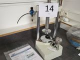 une photo d'un équipement de laboratoire sur lequel est apposée une pancarte