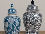 deux vases bleus et blancs posés l'un à côté de l'autre sur une table