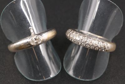 une paire de bouchons en acrylique transparent ornés d'un diamant au centre