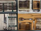 beaucoup de fourchettes et de cuillères dans une boîte