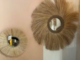 deux miroirs ronds accrochés au mur au-dessus d'une baignoire
