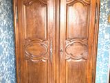 une armoire en bois dans le coin d'une pièce