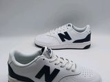 une paire de chaussures New Balance sur fond blanc