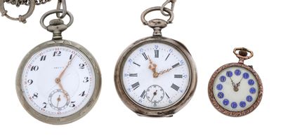 trois types différents de montres de poche présentés sur un fond blanc