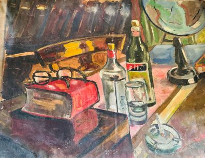 un tableau accroché au mur d'une pièce où se trouvent un miroir et une valise