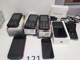 de nombreux téléphones portables posés sur une table