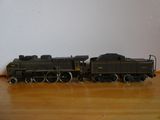 un petit train miniature posé sur une table en bois