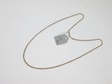 collier composé d'une médaille suspendue à une chaîne, à laquelle est fixée une autre chaîne
