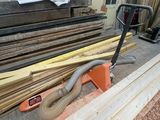 plusieurs morceaux de bois sont empilés les uns sur les autres pour former une pile