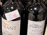 plusieurs bouteilles de vin sont alignées sur une table