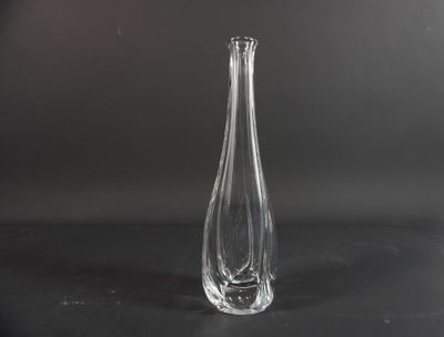 un vase en verre posé sur une table