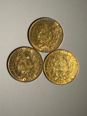 trois pièces d'or empilées les unes sur les autres sur une table