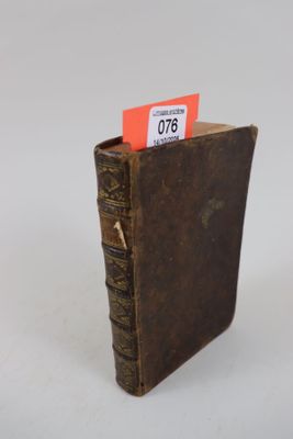 un petit livre contenant une carte, posé sur une table