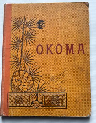 un vieux livre sur lequel est inscrit le titre « Okoma »