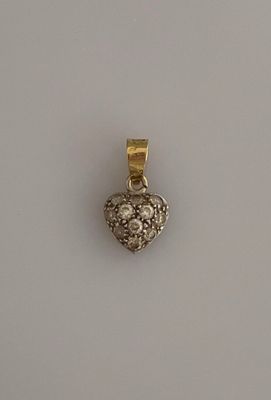 PENDENTIF en or gris 18K (750 millièmes) formant un coeur pa…
