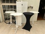 deux tables et une table recouverte d'une nappe noire