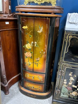 un meuble sur lequel est posée une horloge