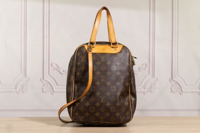 un sac Louis Vuitton posé sur un parquet