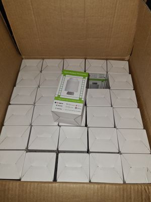 une boîte en carton contenant tout un tas de boîtes blanches