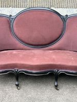 Canapé de forme mouvementée en bois noirci et tissus mauve r… (photo 2)