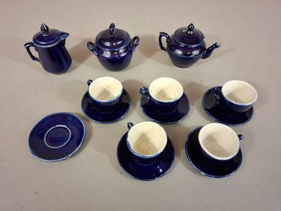 Partie de service à thé de poupée en porcelaine à décor émai…