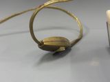 un gros plan d'un objet doré posé sur une table