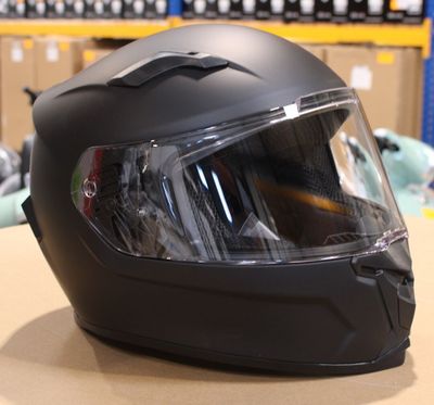 un casque posé sur une table dans un magasin