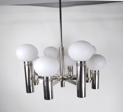 un lustre auquel sont suspendues cinq boules de verre blanches