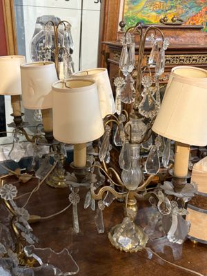 une table sur laquelle sont posées plusieurs lampes