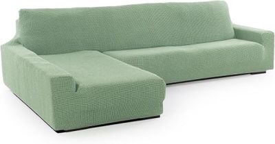 Le canapé est vert et comporte une méridienne en dessous.
