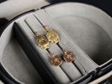 une paire de boucles d'oreilles dans un écrin posé sur une table