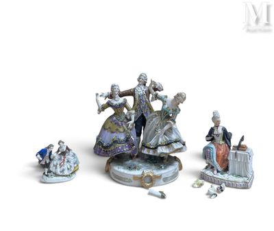 un groupe de figurines assises sur une table