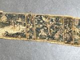 un gros plan d'un morceau de tissu posé sur une surface métallique