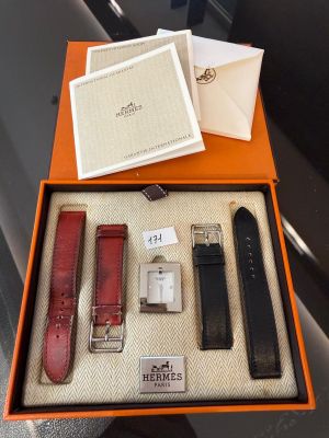 une boîte contenant une montre, une montre et une carte