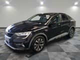 un 4x4 noir garé dans un garage au sol en damier
