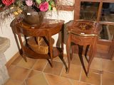 deux tables sur lesquelles sont posés des paniers de fleurs, dans une pièce