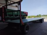 un camion à plateau garé dans un garage