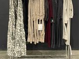 une photo d'un portant sur lequel sont suspendus des vêtements
