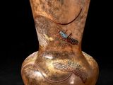 un vase orné d'un oiseau sur fond noir