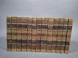 une pile de six livres à la couverture marron, empilés les uns sur les autres