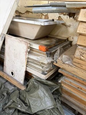 une pile de cartons empilés les uns sur les autres par terre dans une pièce
